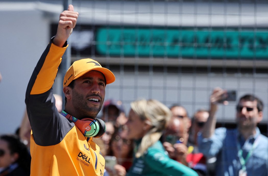 Daniel Ricciardo z McLarenu zdraví fanoušky