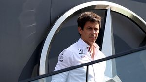 Šéf Mercedesu: Pořád dominovat, zabili bychom F1. Útěchu hledá i v United