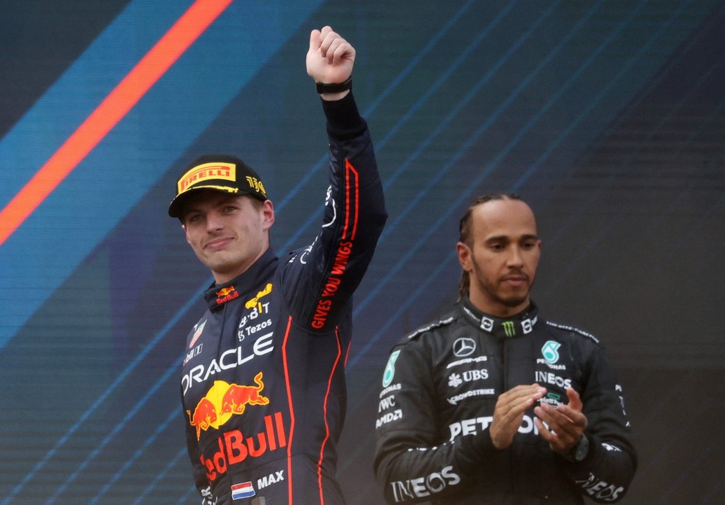 Lewis Hamilton vedle vítěze závodu Maxe Verstappena po Velké ceně Rakouska