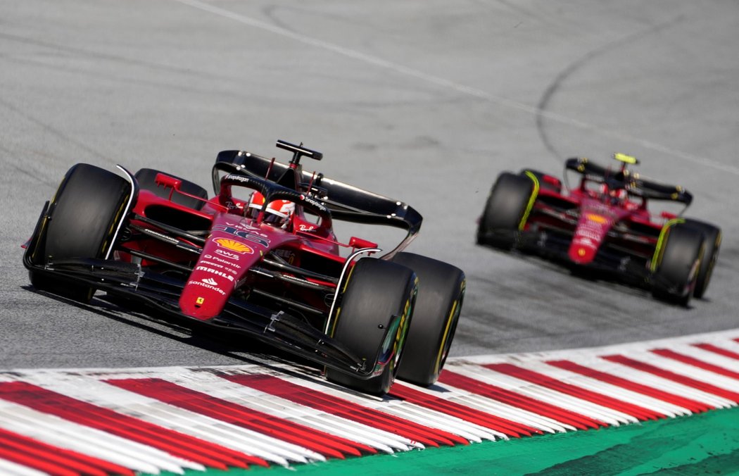 Charles Leclerc z Ferrari a za ním jeho kolega z týmu Carlos Sainz