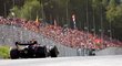 Max Verstappen projíždí před tribunou, na které jsou fanoušci z Nizozemska