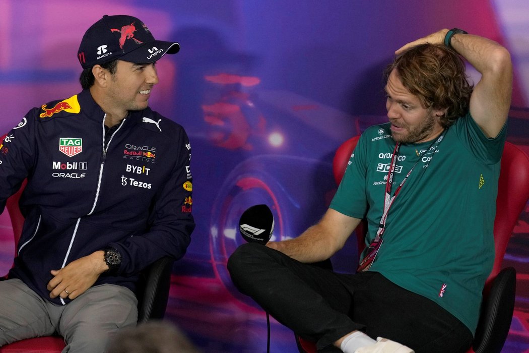 Sebastian Vettel při rozhovoru s Mexičanem Sergio Pérezem