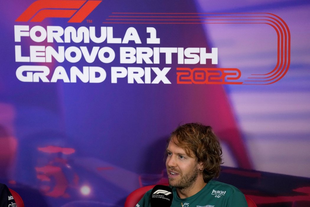 Sebastian Vettel na brífinku s novináři