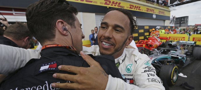 Lewis Hamilton se raduje z triumfu ve Velké ceně Francie formule 1