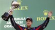 Šestadvacetiletý Vettel má v průběžném hodnocení 297 bodů a náskok 90 bodů na Alonsa