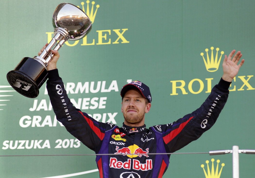 Šestadvacetiletý Vettel má v průběžném hodnocení 297 bodů a náskok 90 bodů na Alonsa
