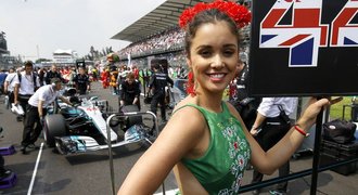 Příběh grid girls - od šatů až po plavky. S kráskami je letos konec