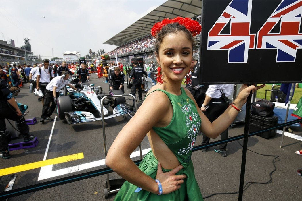 Jedna z tzv. grid girls na startu Velké ceny Mexika