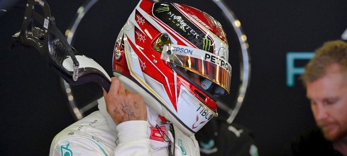 Kvalifikaci na úvodní závod nové sezony formule 1 Velkou cenu Austrálie vyhrál pošesté za sebou Lewis Hamilton.