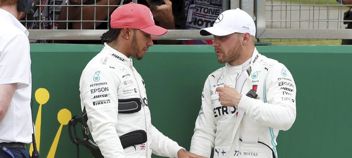 Lewis Hamilton s Valtterim Bottasem po kvalifikaci na GP Velké Británie