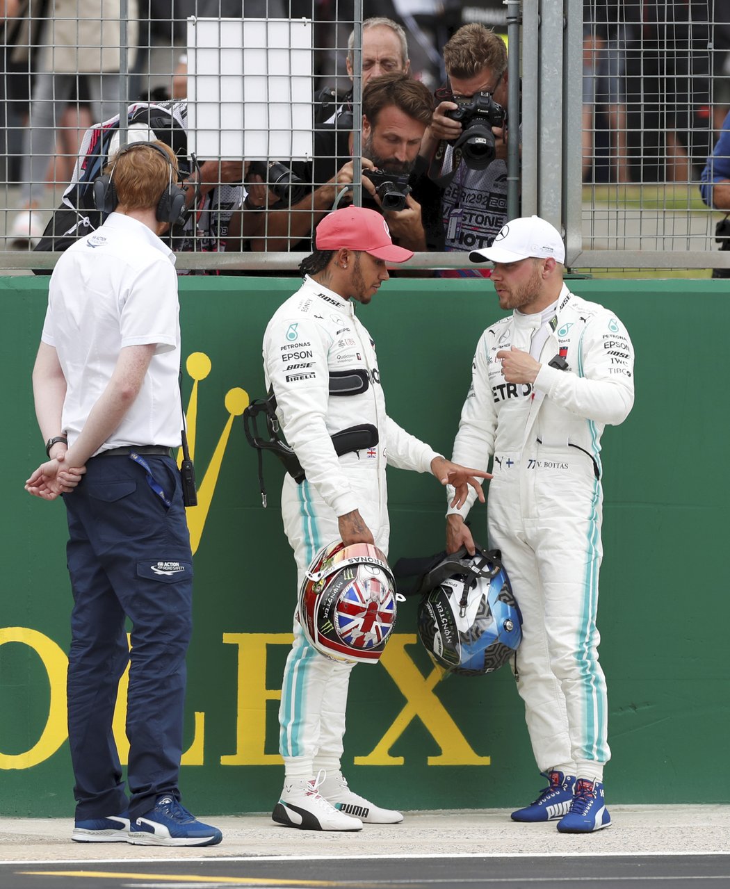 Lewis Hamilton s Valtterim Bottasem po kvalifikaci na GP Velké Británie