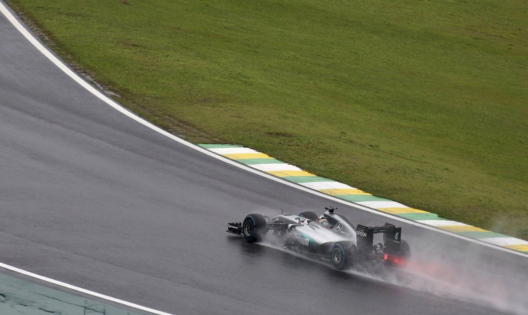 Lewis Hamilton si s deštivým počasím poradil nejlépe