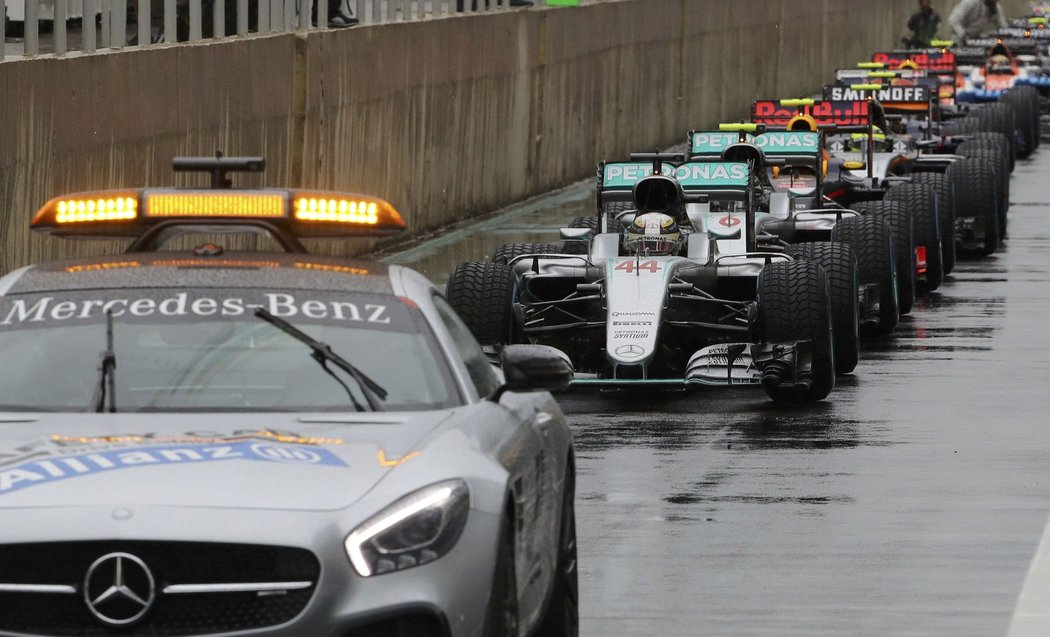 Safety car se na trati objevilo několikrát