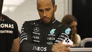 Verstappenův tchán zaplatí za urážku Hamiltona. Peníze půjdou na LGBT+