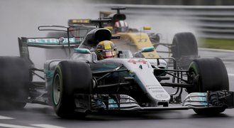 Hamilton vyhrál mokrou kvalifikaci v Monze a překonal Schumachera