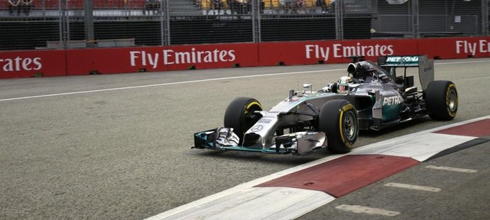 Hamilton ovládl kvalifikaci na Velkou Cenu Singapuru