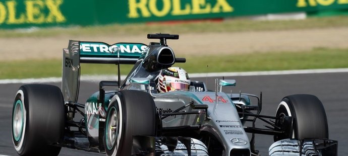 V Suzuce opět po roce vládl formulím Hamilton před Rosbergem