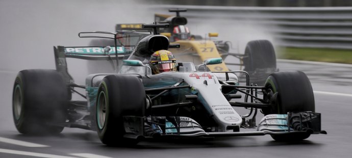 Lewis Hamilton vyhrál deštivou kvalifikaci na VC Itálie a je novým rekordmanem formule 1. O jednu pole position překonal Michaela Schumachera (69:68).