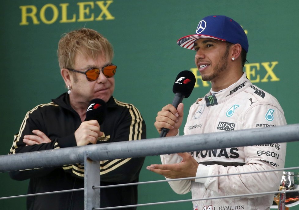 Elton John zpovídá šampiona F1 Luise Hamiltona