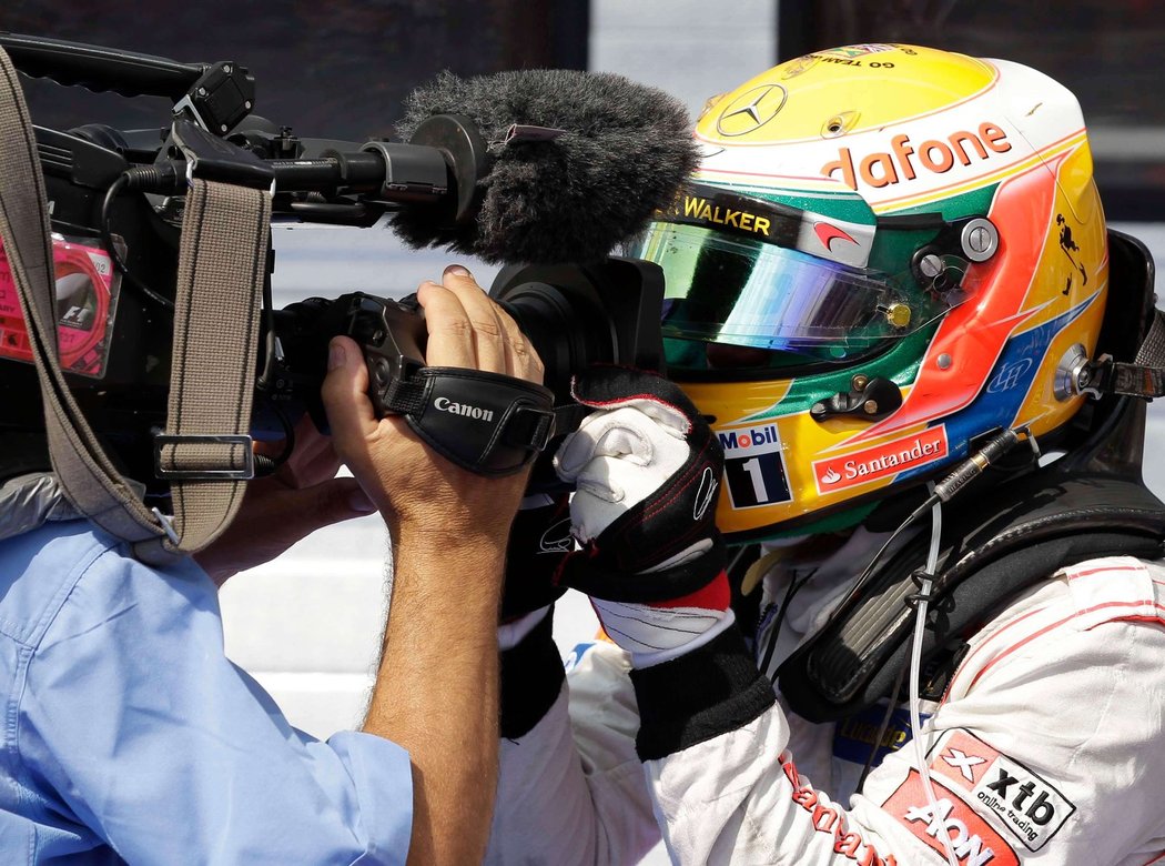 Lewis Hamilton si užívá radost přímo do kamery