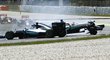 Třaskavá nehoda dvou Mercedesů v podání Lewise Hamiltona a Nico Rosberga