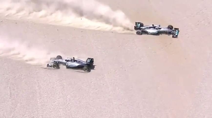 Lewis Hamilton a Nico Rosberg ve Velké ceně Španělska skončili po vzájemné kolizi už v prvním kole