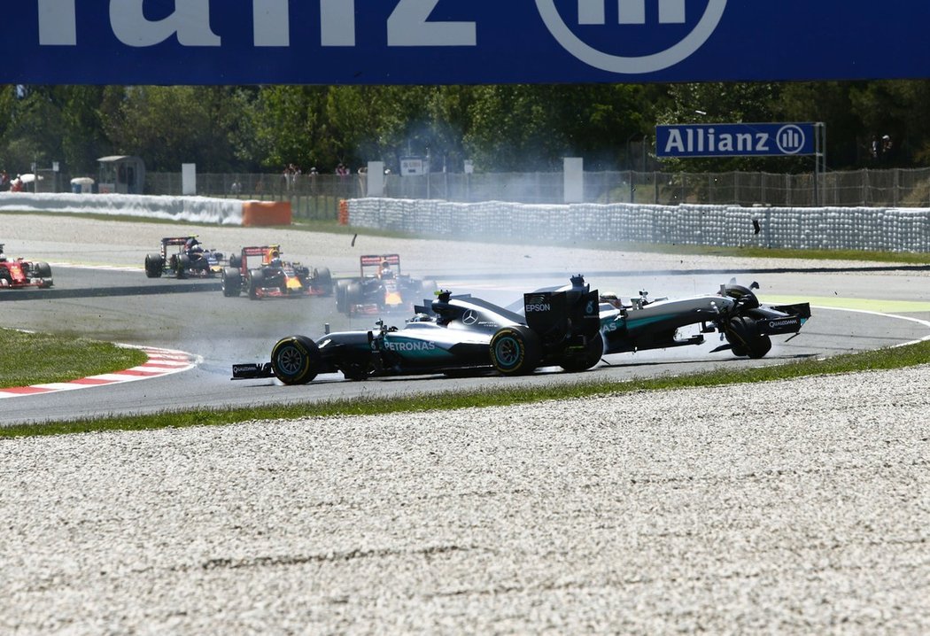 Třaskavá nehoda dvou Mercedesů v podání Lewise Hamiltona a Nico Rosberga