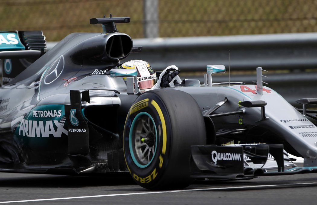 Lewis Hamilton předvedl na trati jízdu plnou jistoty