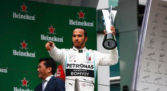 Mercedes v Číně naprosto dominoval. Vyhrál Hamilton, Bottas druhý