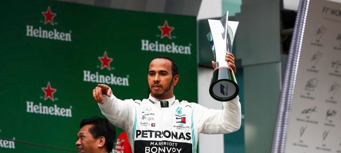 Pětinásobný mistr světa Lewis Hamilton navázal na dva týdny staré prvenství z Bahrajnu a posunul se do čela průběžného pořadí před Bottase.