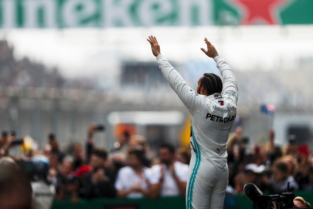 Jubilejní tisící závod formule 1 Velkou cenu Číny ovládly vozy Mercedesu. Pro vítězství si dojel úřadující mistr světa Lewis Hamilton před Valtterim Bottasem.