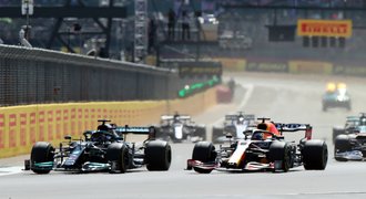Kolize favoritů v Silverstone: Hamilton vyhrál, Verstappen v bariéře