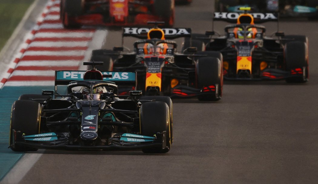 Po prvních zatáčkách se do vedení v Abú Zabí dostal Lewis Hamilton