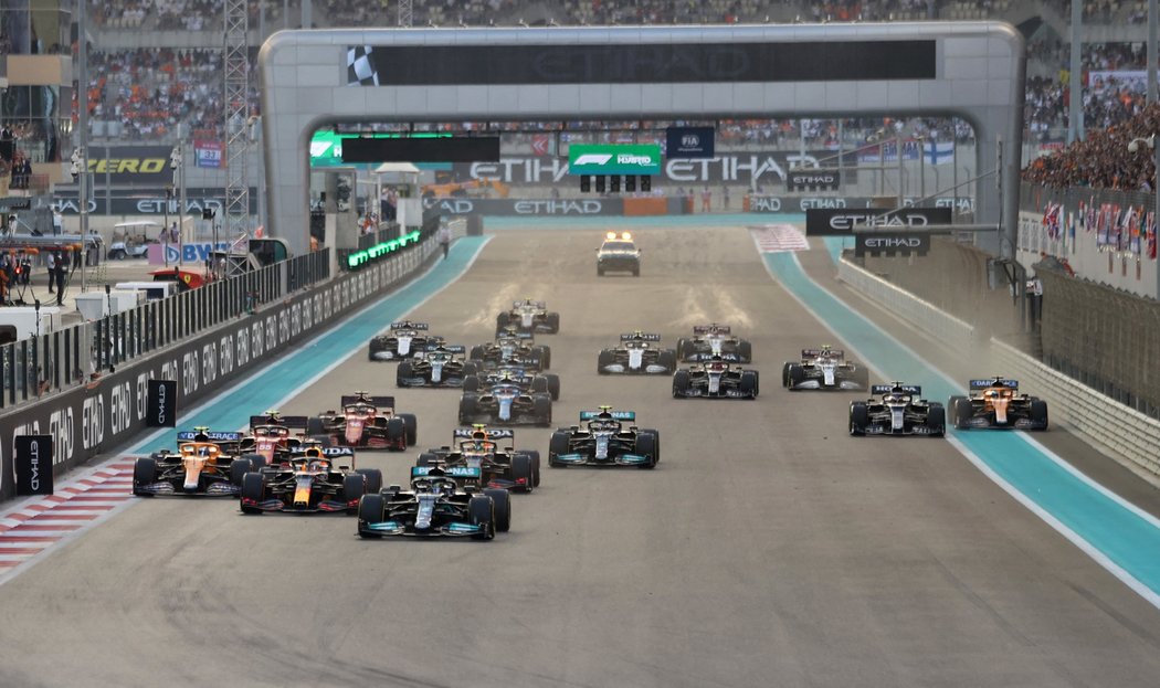 Po prvních zatáčkách se do vedení v Abú Zabí dostal Lewis Hamilton