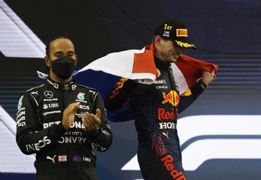 Lewis Hamilton rekordní osmý titul nezískal, slaví Max Verstappen