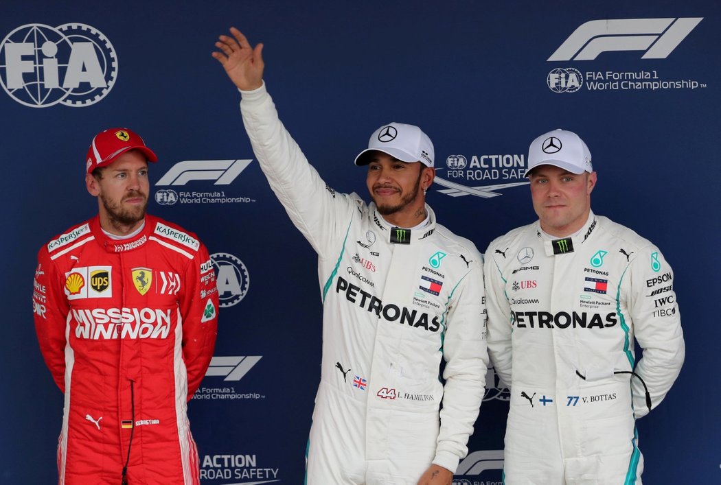 Nejrychlejší trio z kvalifikace na VC Brazílie. Zleva druhá Sebastian Vettel, první Lewis Hamilton a třetí Valtteri Botas