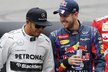 Lewis Hamilton v debatě s mistrem světa F1 Sebastienem Vettelem