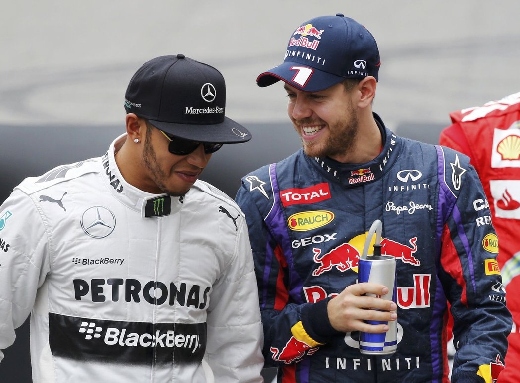Lewis Hamilton v debatě s mistrem světa F1 Sebastienem Vettelem
