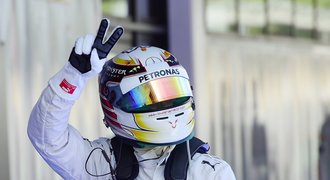 Lewis Hamilton v dramatickém závěru udržel první místo a je v čele