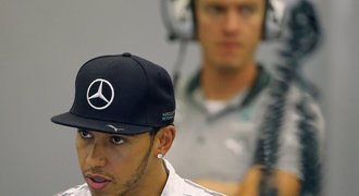 Rosberg do mě narazil schválně, zaútočil po schůzce Hamilton