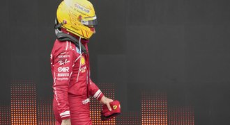 I Sainz byl na bedně dřív… Ztrápený Hamilton naštval kolegu. Omluvím se mu, vzkázal I Sainz byl na bedně dřív… Ztrápený Hamilton naštval kolegu. Omluvím se mu, vzkázal