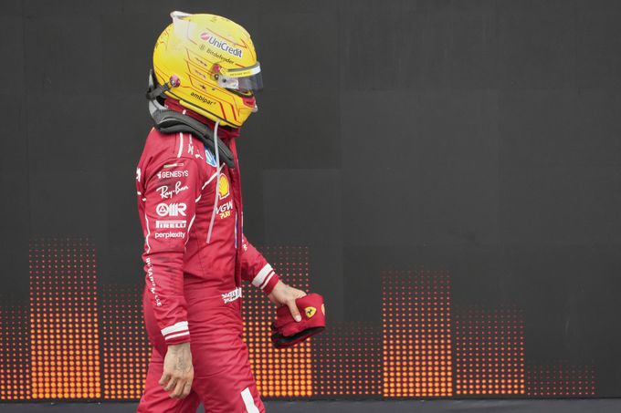 I Sainz byl na bedně dřív… Ztrápený Hamilton naštval kolegu. Omluvím se mu, vzkázal I Sainz byl na bedně dřív… Ztrápený Hamilton naštval kolegu. Omluvím se mu, vzkázal