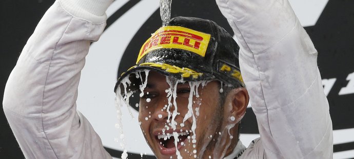 Lewis Hamilton slaví svůj další triumf