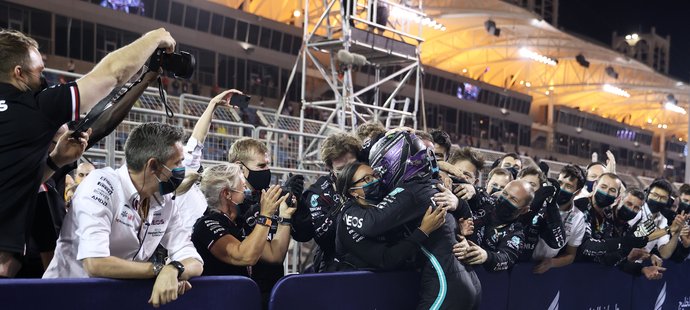 Radost Lewise Hamiltona a jeho týmu Mercedes