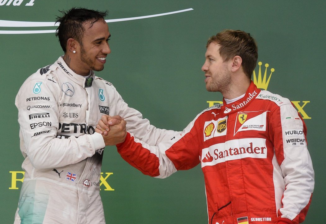 Hamiltonovi gratuluje na stupních vítězů třetí Vettel