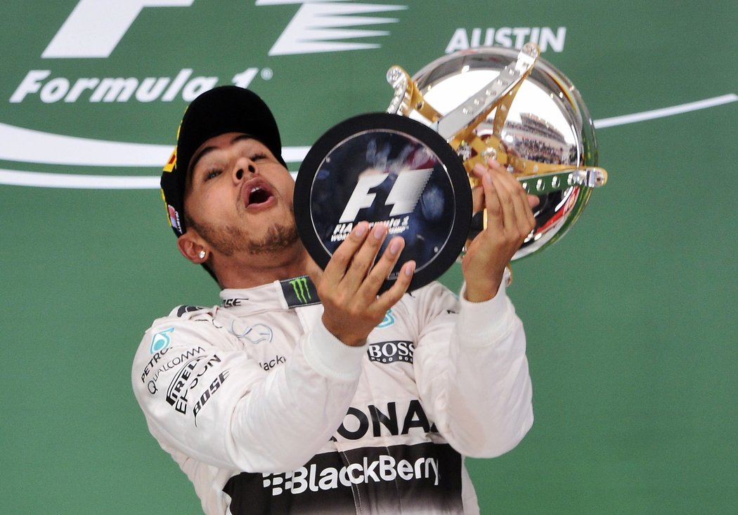 Lewis Hamilton s vítězným pohárem