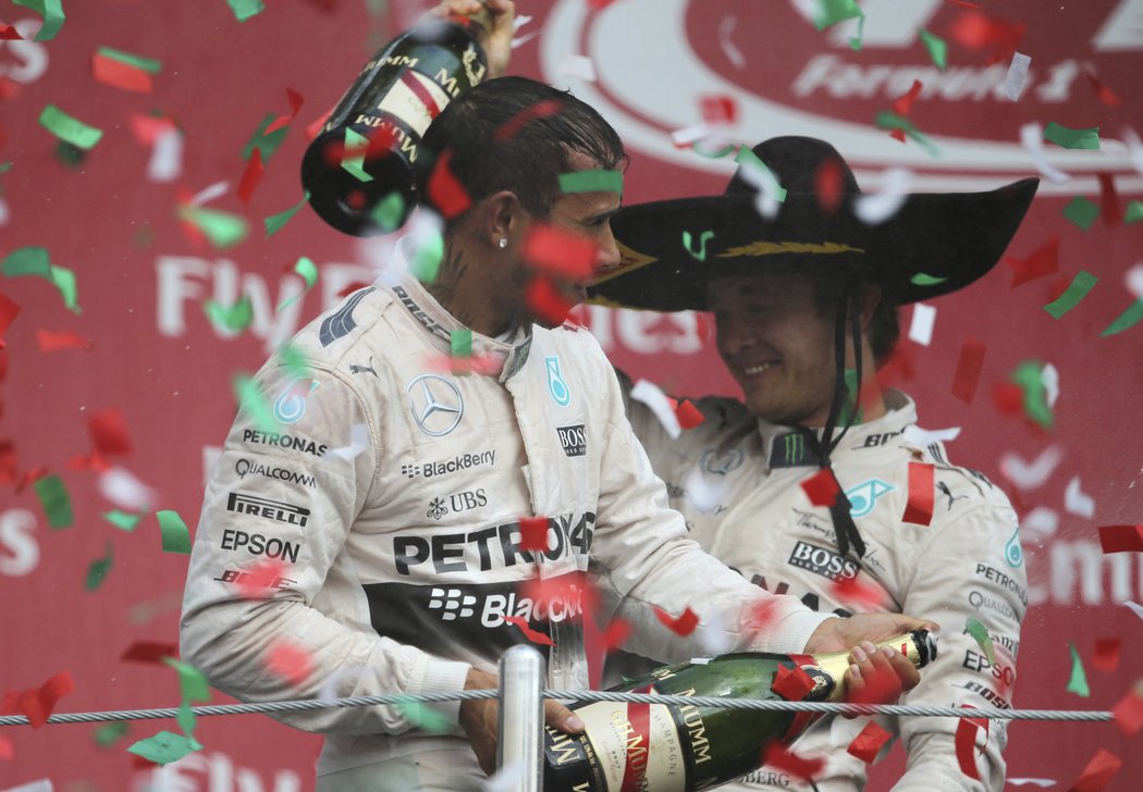 Lewis Hamilton a Nico Rosberg slaví triumf v Mexiku