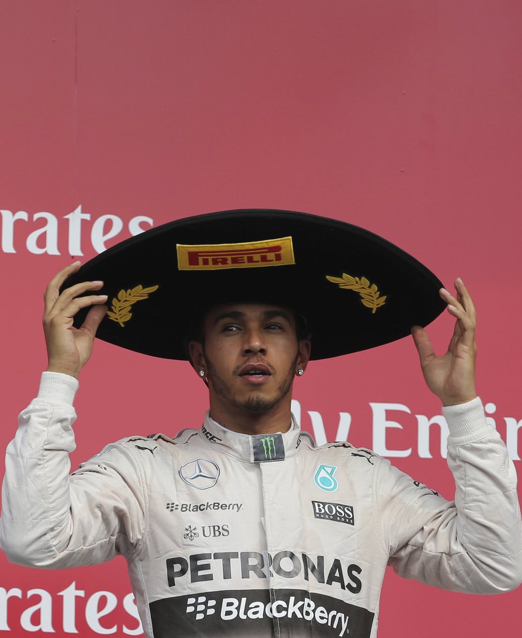 Lewis Hamilton v tradičním mexickém klobouku.