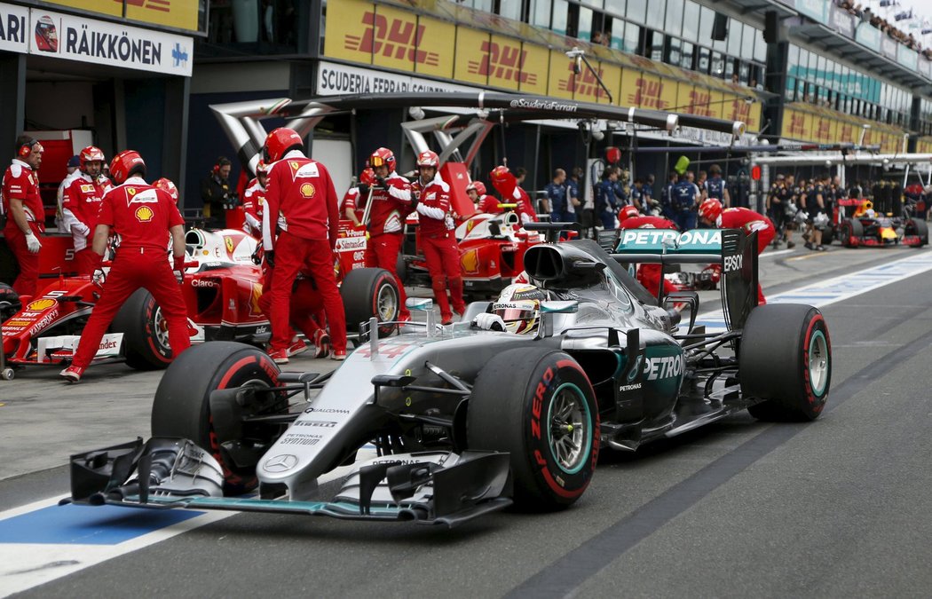 Pole position pro úvodní závod mistrovství světa vozů F1 v Melbourne si při premiéře nového systému kvalifikace vyjel obhájce titulu Lewis Hamilton.