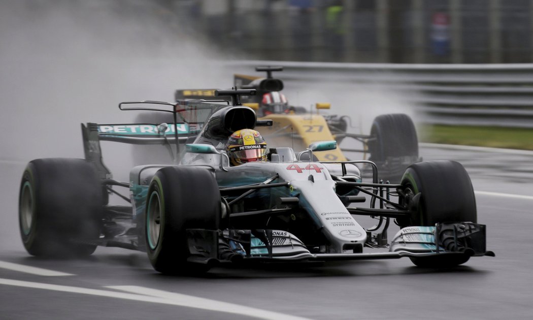 Lewis Hamilton vyhrál deštivou kvalifikaci na VC Itálie a je novým rekordmanem formule 1. O jednu pole position překonal Michaela Schumachera (69:68).